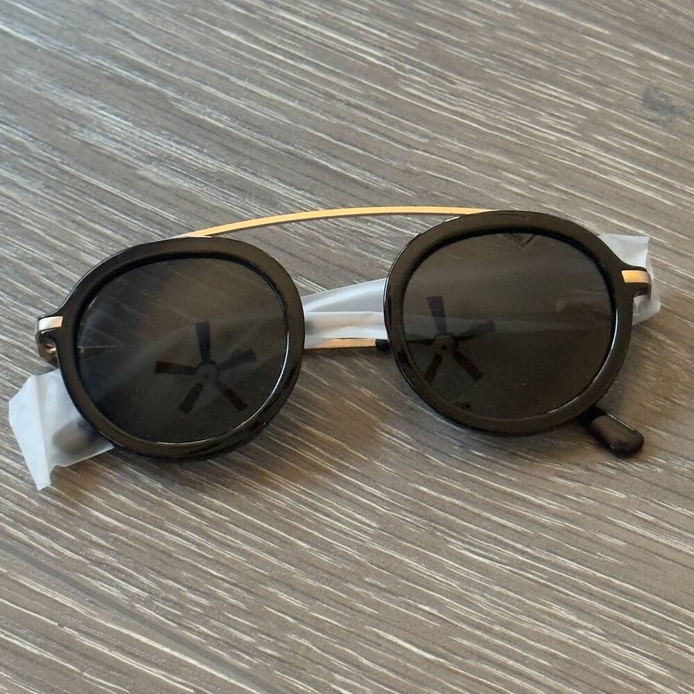 Peepers Polarized Round Sunglasses Black & Gold with Case
